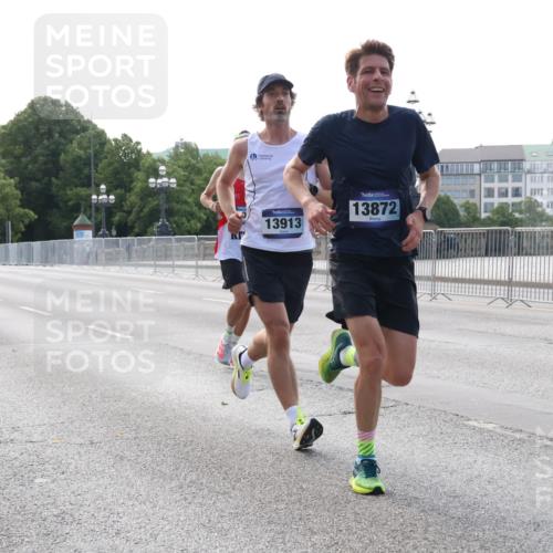 29.06.2025 - hella hamburg halbmarathon Lena Gebhardt http://msf.ph/oto/8421698 29.06.2025 09:42:32 Lombardsbrücke 17614, 50, 1907, 19078, 13913, 13872, 2604, 2618, 5612, 7331, 7855, 9269, 10468, 10485, 11078, 11228, 12360, 13872, 13913, 14113, 14506, 14753, 14836, 15253, 16615, 17003, 17614, 18569, 19041, 19042, 19050, 19078 meine-sportfotos.de