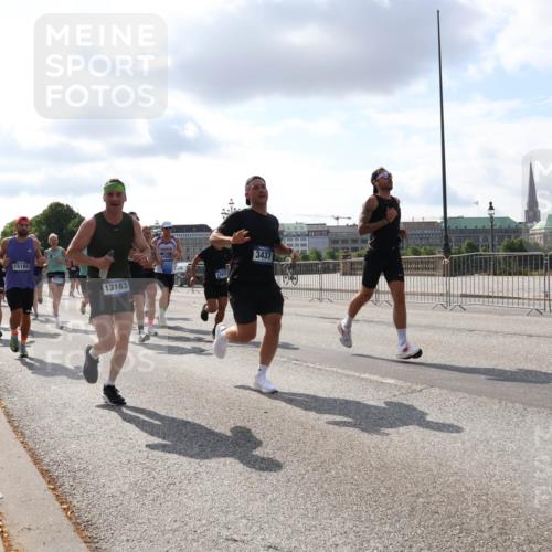 29.06.2025 - hella hamburg halbmarathon Lena Gebhardt http://msf.ph/oto/8421713 29.06.2025 09:51:51 Lombardsbrücke 1833, 15185, 8074, 13183, 3437, 1312, 1353, 1520, 1569, 1570, 1763, 1903, 1920, 2653, 2880, 2972, 3437, 3523, 3697, 4297, 4634, 4759, 4843, 4865, 4991, 4999, 5014, 5047, 5129, 5231, 5336, 5375, 5410, 5690, 5987, 6490, 6700, 6705, 6770, 7092, 7105, 7185, 7363, 7710, 8074, 8346, 8359, 8564, 8871, 8900, 9114, 9358, 9364, 9659, 10319, 10375, 10480, 10669, 10691, 10934, 10978, 11021, 11049, 11417, 11714, 11959, 12438, 12623, 12711 meine-sportfotos.de