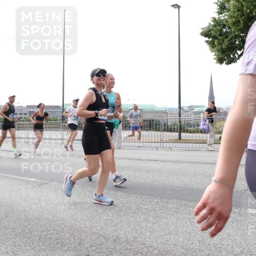 29.06.2025 - hella hamburg halbmarathon Lena Gebhardt http://msf.ph/oto/8421720 29.06.2025 10:42:56 Lombardsbrücke 3378, 126, 000, 1149, 1467, 1656, 1788, 1964, 1994, 2103, 2134, 2158, 2267, 2361, 2401, 2450, 2509, 2538, 2580, 2940, 2941, 2971, 3074, 3283, 3378, 3518, 3638, 3764, 3874, 4092, 4105, 4177, 4302, 4334, 4385, 4680, 4778, 5067, 5268, 5403, 5417, 5610, 5755, 5967, 6120, 6764, 7040, 7043, 7461, 7513, 8161, 8184, 8529, 8795, 8816, 8991, 9072, 9304, 9378, 9644, 10008, 10180, 10454, 10697, 11142, 11710, 12151, 12441, 13049, 13241 meine-sportfotos.de