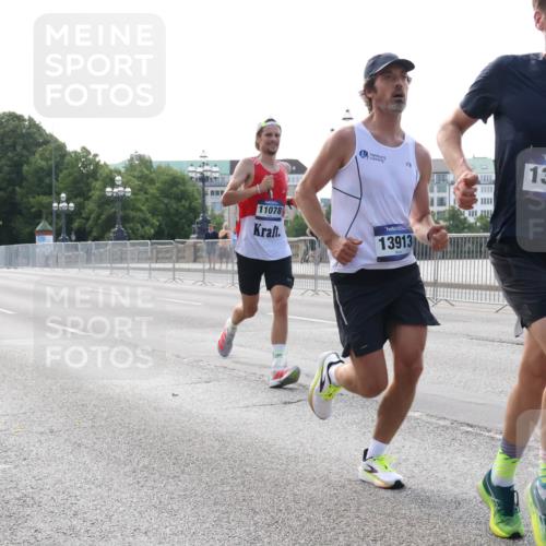 29.06.2025 - hella hamburg halbmarathon Lena Gebhardt http://msf.ph/oto/8421740 29.06.2025 09:42:32 Lombardsbrücke 17614, 19078, 11078, 13913, 13872, 2604, 2618, 5612, 7331, 7855, 9269, 10468, 10485, 11078, 11228, 12360, 13872, 13913, 14113, 14506, 14753, 14836, 15253, 16615, 17003, 17614, 18569, 19041, 19042, 19050, 19078 meine-sportfotos.de