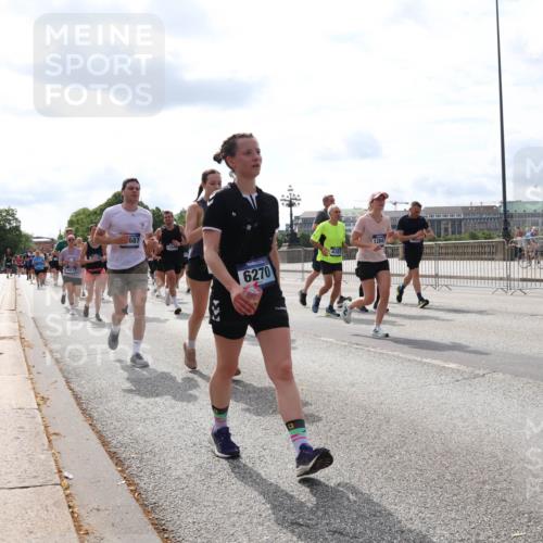 29.06.2025 - hella hamburg halbmarathon Lena Gebhardt http://msf.ph/oto/8421746 29.06.2025 10:18:37 Lombardsbrücke 10172, 687, 6270, 438, 12847, 1234, 1349, 1521, 1554, 1820, 2087, 2335, 2634, 2703, 2781, 2821, 3125, 3202, 3321, 3482, 3529, 3591, 3592, 4123, 4383, 4710, 4738, 4802, 4804, 5049, 5264, 5266, 5834, 5909, 5910, 6332, 6413, 6533, 7051, 7121, 7160, 7214, 7454, 8067, 8341, 8665, 8780, 9222, 9276, 9505, 9549, 9586, 9658, 9748, 9834, 9844, 10172, 10467, 10502, 10659, 10687, 10908, 12498, 12541, 12548, 12552, 12703, 13341 meine-sportfotos.de