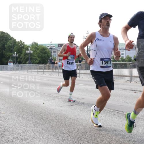 29.06.2025 - hella hamburg halbmarathon Lena Gebhardt http://msf.ph/oto/8421751 29.06.2025 09:42:32 Lombardsbrücke 17614, 19078, 11078, 13913, 13872, 2604, 2618, 5612, 7331, 7855, 9269, 10468, 10485, 11078, 11228, 12360, 13872, 13913, 14113, 14506, 14753, 14836, 15253, 16615, 17003, 17614, 18569, 19041, 19042, 19050, 19078 meine-sportfotos.de