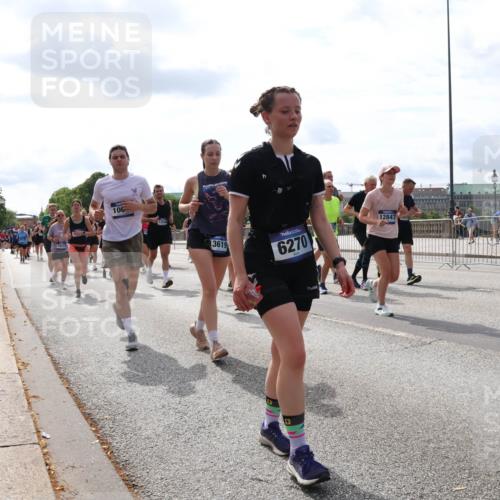 29.06.2025 - hella hamburg halbmarathon Lena Gebhardt http://msf.ph/oto/8421770 29.06.2025 10:18:37 Lombardsbrücke 1017, 106, 13619, 6270, 12847, 1234, 1349, 1521, 1554, 1820, 2087, 2335, 2634, 2703, 2781, 2821, 3125, 3202, 3321, 3482, 3529, 3591, 3592, 4123, 4383, 4710, 4738, 4802, 4804, 5049, 5264, 5266, 5834, 5909, 5910, 6332, 6413, 6533, 7051, 7121, 7160, 7214, 7454, 8067, 8341, 8665, 8780, 9222, 9276, 9505, 9549, 9586, 9658, 9748, 9834, 9844, 10172, 10467, 10502, 10659, 10687, 10908, 12498, 12541, 12548, 12552, 12703, 13341 meine-sportfotos.de