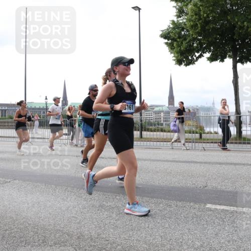 29.06.2025 - hella hamburg halbmarathon Lena Gebhardt http://msf.ph/oto/8421773 29.06.2025 10:42:57 Lombardsbrücke 16892, 161, 1149, 1467, 1656, 1788, 1964, 1994, 2103, 2134, 2158, 2267, 2361, 2401, 2450, 2509, 2538, 2580, 2940, 2941, 2971, 3074, 3283, 3378, 3518, 3638, 3764, 3874, 4092, 4105, 4177, 4302, 4334, 4385, 4680, 4778, 5067, 5268, 5417, 5610, 5755, 5967, 6120, 6764, 7043, 7461, 7513, 8161, 8184, 8435, 8529, 8795, 8816, 8991, 9072, 9304, 9378, 9644, 10008, 10180, 10454, 10697, 11142, 11710, 12151, 12441, 13049, 13241 meine-sportfotos.de