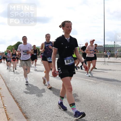 29.06.2025 - hella hamburg halbmarathon Lena Gebhardt http://msf.ph/oto/8421783 29.06.2025 10:18:37 Lombardsbrücke 10172, 106, 1254, 13619, 6270, 1234, 1349, 1521, 1554, 1820, 2087, 2335, 2634, 2703, 2781, 2821, 3125, 3202, 3321, 3482, 3529, 3591, 3592, 4123, 4383, 4710, 4738, 4802, 4804, 5049, 5264, 5266, 5834, 5909, 5910, 6332, 6413, 6533, 7051, 7121, 7160, 7214, 7454, 8067, 8341, 8665, 8780, 9222, 9276, 9505, 9549, 9586, 9658, 9748, 9834, 9844, 10172, 10467, 10502, 10659, 10687, 10908, 12498, 12541, 12548, 12552, 12703, 13341 meine-sportfotos.de