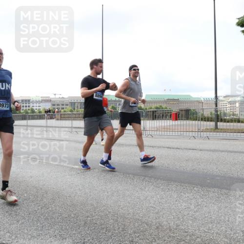 29.06.2025 - hella hamburg halbmarathon Lena Gebhardt http://msf.ph/oto/8421786 29.06.2025 10:05:54 Lombardsbrücke 18973, 8894, 1229, 1448, 1830, 1842, 1936, 1981, 2471, 2540, 2624, 3062, 3461, 3929, 4014, 4169, 4542, 4782, 5762, 6014, 7138, 7741, 8051, 8316, 8894, 8909, 9339, 9361, 9477, 9736, 9737, 9738, 9917, 10343, 10791, 10998, 11784, 11873, 11958, 13042, 13054, 14369, 14465, 14642, 14987, 15229, 15766, 15772, 16441, 16546, 16687, 17239, 17731, 17740, 17746, 17885, 18768, 18857, 18973, 19248 meine-sportfotos.de