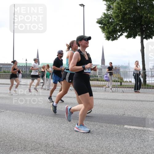 29.06.2025 - hella hamburg halbmarathon Lena Gebhardt http://msf.ph/oto/8421792 29.06.2025 10:42:57 Lombardsbrücke 16892, 701, 1149, 1467, 1656, 1788, 1964, 1994, 2103, 2134, 2158, 2267, 2361, 2401, 2450, 2509, 2538, 2580, 2940, 2941, 2971, 3074, 3283, 3378, 3518, 3638, 3764, 3874, 4092, 4105, 4177, 4302, 4334, 4385, 4680, 4778, 5067, 5268, 5417, 5610, 5755, 5967, 6120, 6764, 7043, 7461, 7513, 8161, 8184, 8435, 8529, 8795, 8816, 8991, 9072, 9304, 9378, 9644, 10008, 10180, 10454, 10697, 11142, 11710, 12151, 12441, 13049, 13241 meine-sportfotos.de