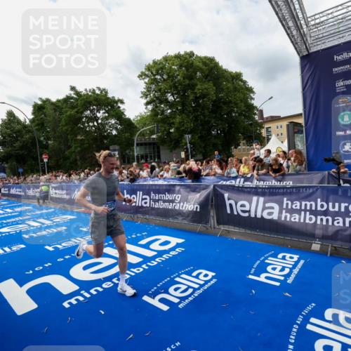 29.06.2025 - hella hamburg halbmarathon Zöllner http://msf.ph/oto/8421816 29.06.2025 10:32:08 Ziel 1407, 1686, 11150, 11370, 15826, 16505, 16736 meine-sportfotos.de