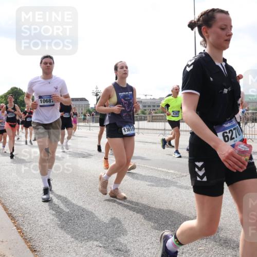 29.06.2025 - hella hamburg halbmarathon Lena Gebhardt http://msf.ph/oto/8421826 29.06.2025 10:18:38 Lombardsbrücke 1017, 3202, 10687, 12548, 13619, 4383, 6270, 1234, 1349, 1521, 1820, 2087, 2335, 2634, 2703, 2781, 2821, 3125, 3202, 3321, 3482, 3529, 3591, 3592, 4123, 4383, 4710, 4718, 4738, 4802, 4804, 5049, 5264, 5266, 5834, 5909, 5910, 6332, 6413, 6533, 7051, 7121, 7160, 7214, 7454, 8067, 8341, 8665, 8780, 9222, 9276, 9505, 9549, 9586, 9658, 9748, 9834, 10172, 10467, 10502, 10659, 10687, 10908, 12498, 12541, 12548, 12552, 12703, 13341 meine-sportfotos.de