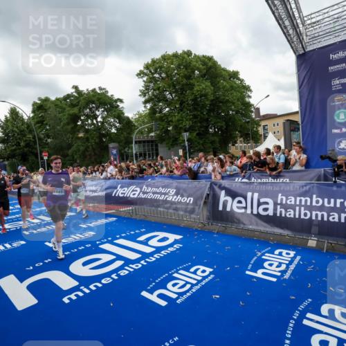 29.06.2025 - hella hamburg halbmarathon Zöllner http://msf.ph/oto/8421849 29.06.2025 10:53:57 Ziel 1706, 1870, 2432, 6260, 6481, 7395, 7918, 7973, 9922, 10891, 11789, 12413, 13032, 13869, 14026, 14175, 15502, 16477, 16538, 18418, 18487, 18759, 18831, 18879, 18915, 19177 meine-sportfotos.de