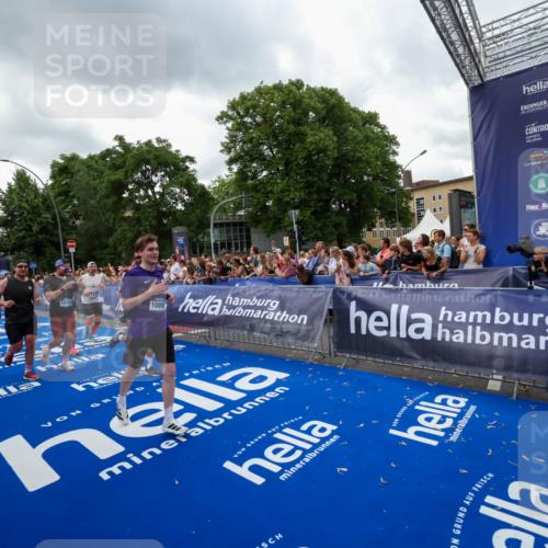 29.06.2025 - hella hamburg halbmarathon Zöllner http://msf.ph/oto/8421865 29.06.2025 10:53:58 Ziel 1706, 1870, 2432, 6374, 6481, 7395, 7918, 7973, 8394, 10891, 11789, 12413, 13032, 13869, 14026, 14175, 16477, 16538, 18418, 18831, 18879, 18915, 19177 meine-sportfotos.de