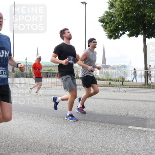 29.06.2025 - hella hamburg halbmarathon Lena Gebhardt http://msf.ph/oto/8421879 29.06.2025 10:05:54 Lombardsbrücke 18973, 3894, 1229, 1448, 1830, 1842, 1936, 1981, 2471, 2540, 2624, 3062, 3461, 3929, 4014, 4169, 4542, 4782, 5762, 6014, 7138, 7741, 8051, 8316, 8894, 8909, 9339, 9361, 9477, 9736, 9737, 9738, 9917, 10343, 10791, 10998, 11784, 11873, 11958, 13042, 13054, 14369, 14465, 14642, 14987, 15229, 15766, 15772, 16441, 16546, 16687, 17239, 17731, 17740, 17746, 17885, 18768, 18857, 18973, 19248 meine-sportfotos.de