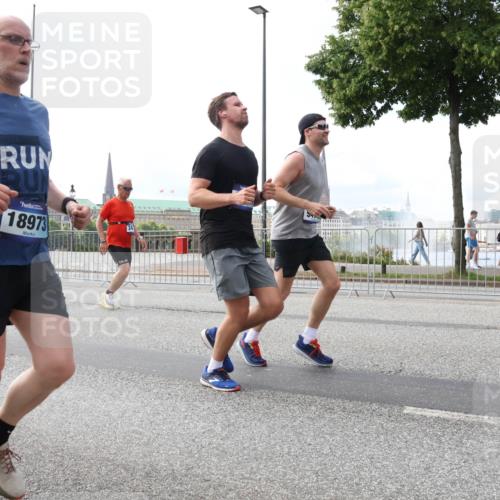 29.06.2025 - hella hamburg halbmarathon Lena Gebhardt http://msf.ph/oto/8421912 29.06.2025 10:05:54 Lombardsbrücke 18973, 24, 1229, 1448, 1830, 1842, 1936, 1981, 2471, 2540, 2624, 3062, 3461, 3929, 4014, 4169, 4542, 4782, 5762, 6014, 7138, 7741, 8051, 8316, 8894, 8909, 9339, 9361, 9477, 9736, 9737, 9738, 9917, 10343, 10791, 10998, 11784, 11873, 11958, 13042, 13054, 14369, 14465, 14642, 14987, 15229, 15766, 15772, 16441, 16546, 16687, 17239, 17731, 17740, 17746, 17885, 18768, 18857, 18973, 19248 meine-sportfotos.de