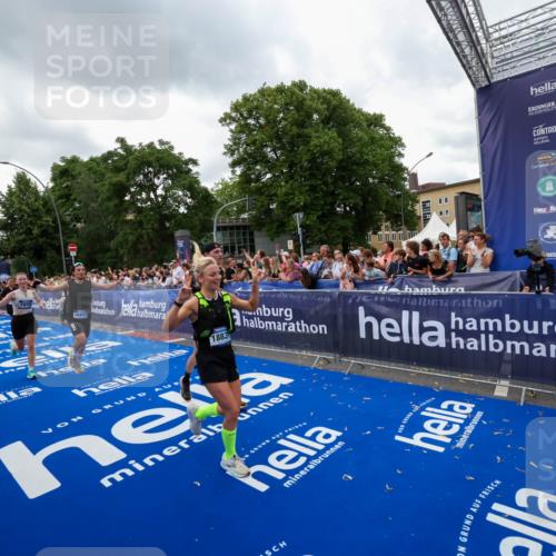 29.06.2025 - hella hamburg halbmarathon Zöllner http://msf.ph/oto/8421919 29.06.2025 10:54:00 Ziel 1151, 1706, 1815, 1870, 2432, 3096, 6356, 6374, 6481, 7395, 7918, 7973, 8394, 11789, 12413, 13032, 13869, 14175, 16477, 16538, 18308, 18418, 18831, 18879, 18915, 19177 meine-sportfotos.de
