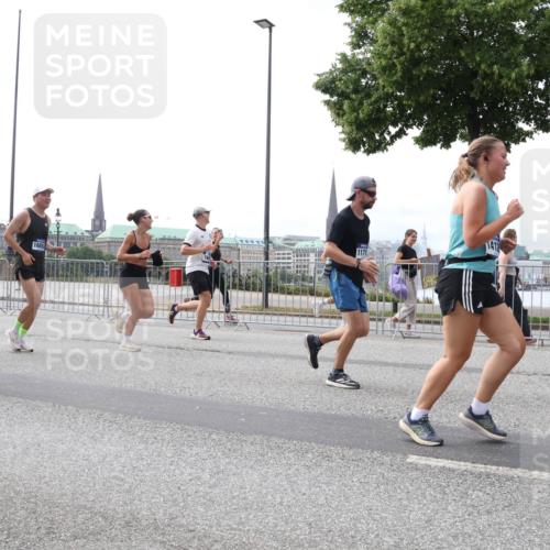 29.06.2025 - hella hamburg halbmarathon Lena Gebhardt http://msf.ph/oto/8421920 29.06.2025 10:42:57 Lombardsbrücke 337, 1689, 1171, 141, 1149, 1467, 1656, 1788, 1964, 1994, 2103, 2134, 2158, 2267, 2361, 2401, 2450, 2509, 2538, 2580, 2940, 2941, 2971, 3074, 3283, 3378, 3518, 3638, 3764, 3874, 4092, 4105, 4177, 4302, 4334, 4385, 4680, 4778, 5067, 5268, 5417, 5610, 5755, 5967, 6120, 6764, 7043, 7461, 7513, 8161, 8184, 8435, 8529, 8795, 8816, 8991, 9072, 9304, 9378, 9644, 10008, 10180, 10454, 10697, 11142, 11710, 12151, 12441, 13049, 13241 meine-sportfotos.de