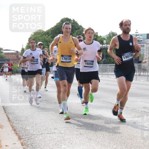 29.06.2025 - hella hamburg halbmarathon Lena Gebhardt http://msf.ph/oto/8421925 29.06.2025 09:42:35 Lombardsbrücke 9042, 15, 17614, 19050, 19078, 2604, 2618, 5612, 7331, 7855, 9269, 10468, 11078, 11228, 12360, 13872, 13913, 14113, 14753, 14836, 15253, 16615, 17003, 17614, 18569, 18740, 19041, 19042, 19050, 19076, 19078 meine-sportfotos.de