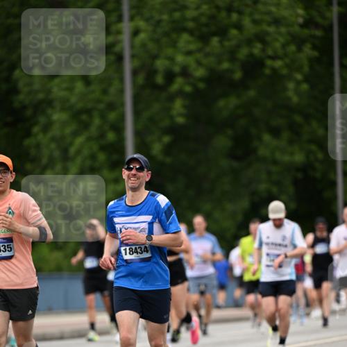 29.06.2025 - hella hamburg halbmarathon Dr. Thomas Lammeyer http://msf.ph/oto/8421958 29.06.2025 10:47:56 Kennedybrücke 1226, 1788, 1816, 1878, 2103, 2158, 2267, 2343, 2361, 2538, 2971, 3288, 3518, 4177, 4302, 5214, 5265, 5370, 5720, 6012, 6096, 7205, 7461, 7872, 8135, 8991, 9831, 9976, 10083, 10200, 10202, 11279 meine-sportfotos.de