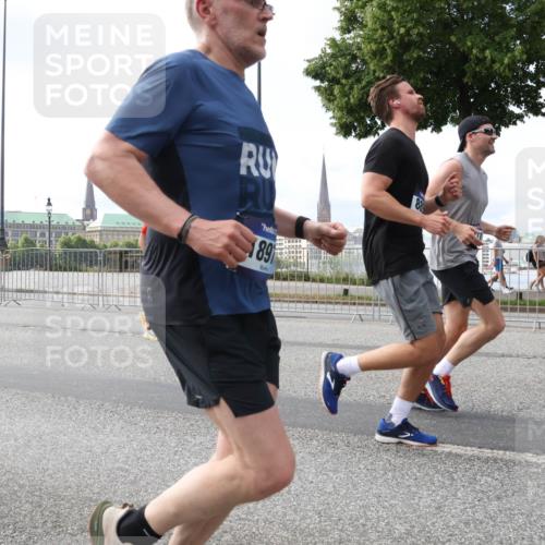 29.06.2025 - hella hamburg halbmarathon Lena Gebhardt http://msf.ph/oto/8421976 29.06.2025 10:05:55 Lombardsbrücke 189, 1229, 1448, 1830, 1842, 1936, 1981, 2471, 2540, 2624, 3062, 3461, 3929, 4169, 4542, 4782, 5762, 6014, 7138, 7741, 8051, 8316, 8894, 8909, 9339, 9361, 9477, 9736, 9737, 9738, 9917, 10343, 10791, 10998, 11873, 11958, 13042, 13054, 14369, 14465, 14642, 14987, 15229, 15766, 15772, 16441, 16546, 16687, 17239, 17731, 17740, 17746, 17885, 18768, 18857, 18966, 18973, 19248 meine-sportfotos.de