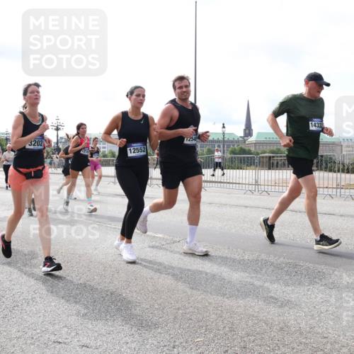 29.06.2025 - hella hamburg halbmarathon Lena Gebhardt http://msf.ph/oto/8421977 29.06.2025 10:18:40 Lombardsbrücke 7454, 10172, 3202, 1270, 12552, 12548, 14332, 1234, 1349, 1521, 1820, 2087, 2335, 2634, 2703, 2781, 2821, 3125, 3202, 3321, 3482, 3529, 3591, 3592, 3631, 4123, 4383, 4710, 4718, 4738, 4802, 5049, 5264, 5266, 5834, 5909, 5910, 6332, 6413, 6533, 7051, 7121, 7160, 7214, 7252, 7454, 8341, 8665, 8780, 9222, 9272, 9276, 9505, 9549, 9586, 9658, 9748, 9834, 10172, 10467, 10502, 10659, 10687, 10816, 10908, 12498, 12541, 12548, 12552, 12703, 13341 meine-sportfotos.de