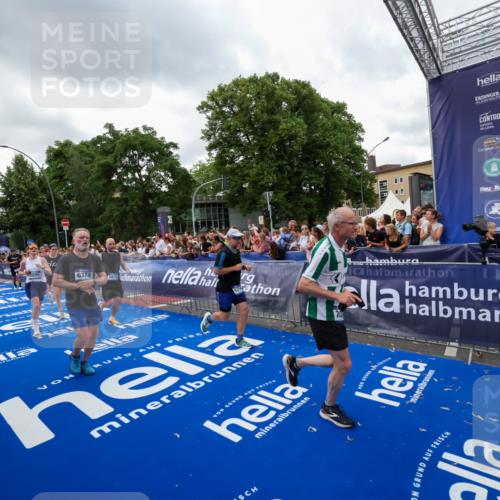 29.06.2025 - hella hamburg halbmarathon Zöllner http://msf.ph/oto/8422003 29.06.2025 10:54:06 Ziel 1151, 1410, 1815, 2432, 3096, 3208, 3209, 6356, 6374, 6581, 8394, 9032, 11499, 11789, 12379, 13869, 16871, 17348, 18308 meine-sportfotos.de