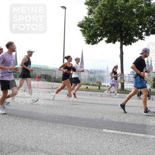 29.06.2025 - hella hamburg halbmarathon Lena Gebhardt http://msf.ph/oto/8422007 29.06.2025 10:42:58 Lombardsbrücke 2509, 1149, 1467, 1656, 1788, 1964, 1994, 2103, 2134, 2158, 2267, 2361, 2401, 2450, 2509, 2538, 2580, 2940, 2941, 2971, 3074, 3283, 3378, 3518, 3638, 3764, 3874, 4092, 4105, 4177, 4302, 4334, 4385, 4680, 4778, 5067, 5268, 5417, 5610, 5755, 5967, 6120, 6764, 7043, 7461, 7513, 8161, 8184, 8435, 8529, 8795, 8991, 9072, 9304, 9378, 9644, 9976, 10008, 10180, 10454, 10697, 11142, 11710, 12151, 12441, 13049, 13241 meine-sportfotos.de