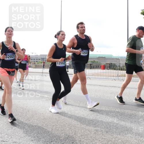 29.06.2025 - hella hamburg halbmarathon Lena Gebhardt http://msf.ph/oto/8422011 29.06.2025 10:18:40 Lombardsbrücke 3202, 10172, 505, 12703, 12552, 12548, 1234, 1349, 1521, 1820, 2087, 2335, 2634, 2703, 2781, 2821, 3125, 3202, 3321, 3482, 3529, 3591, 3592, 3631, 4123, 4383, 4710, 4718, 4738, 4802, 5049, 5264, 5266, 5834, 5909, 5910, 6332, 6413, 6533, 7051, 7121, 7160, 7214, 7252, 7454, 8341, 8665, 8780, 9222, 9272, 9276, 9505, 9549, 9586, 9658, 9748, 9834, 10172, 10467, 10502, 10659, 10687, 10816, 10908, 12498, 12541, 12548, 12552, 12703, 13341 meine-sportfotos.de