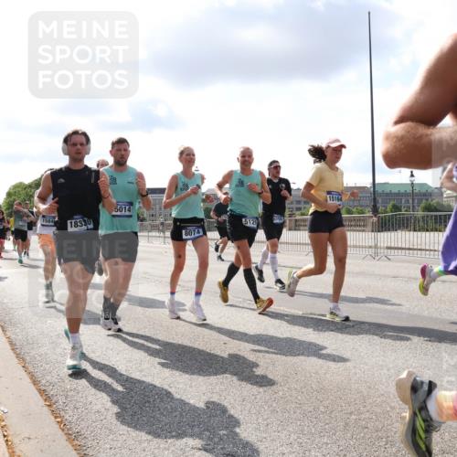 29.06.2025 - hella hamburg halbmarathon Lena Gebhardt http://msf.ph/oto/8422017 29.06.2025 09:51:53 Lombardsbrücke 1500, 5014, 1584, 18330, 6700, 5129, 8074, 15164, 1518, 1057, 1312, 1353, 1520, 1569, 1570, 1763, 1903, 1920, 2653, 2880, 2972, 3437, 3523, 3697, 4297, 4634, 4759, 4843, 4865, 4991, 4999, 5014, 5047, 5129, 5231, 5336, 5375, 5410, 5690, 5987, 6490, 6700, 6705, 6770, 7092, 7105, 7185, 7363, 7710, 8074, 8346, 8359, 8564, 8871, 8900, 9114, 9358, 9364, 9659, 10319, 10375, 10480, 10669, 10691, 10934, 10978, 11021, 11417, 11714, 11821, 11959, 12438, 12623, 12711 meine-sportfotos.de