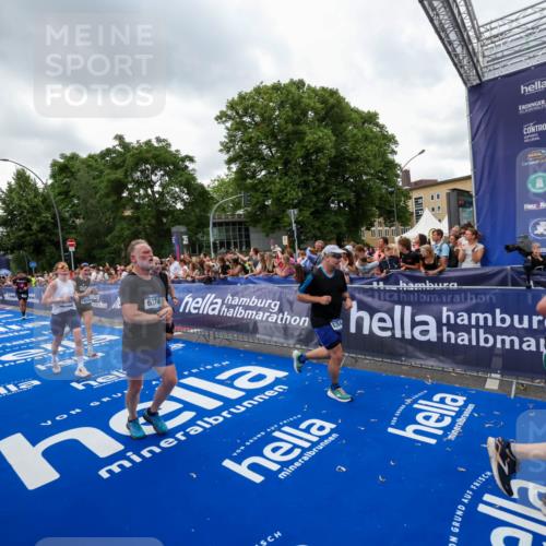 29.06.2025 - hella hamburg halbmarathon Zöllner http://msf.ph/oto/8422019 29.06.2025 10:54:06 Ziel 1151, 1410, 1815, 2432, 3096, 3208, 3209, 6356, 6374, 6581, 8394, 9032, 11499, 11789, 12379, 13869, 16871, 17348, 18308 meine-sportfotos.de