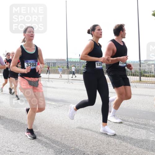 29.06.2025 - hella hamburg halbmarathon Lena Gebhardt http://msf.ph/oto/8422026 29.06.2025 10:18:40 Lombardsbrücke 7454, 1462, 10172, 3202, 1255, 12548, 1234, 1349, 1521, 1820, 2087, 2335, 2634, 2703, 2781, 2821, 3125, 3202, 3321, 3482, 3529, 3591, 3592, 3631, 4123, 4383, 4710, 4718, 4738, 4802, 5049, 5264, 5266, 5834, 5909, 5910, 6332, 6413, 6533, 7051, 7121, 7160, 7214, 7252, 7454, 8341, 8665, 8780, 9222, 9272, 9276, 9505, 9549, 9586, 9658, 9748, 9834, 10172, 10467, 10502, 10659, 10687, 10816, 10908, 12498, 12541, 12548, 12552, 12703, 13341 meine-sportfotos.de