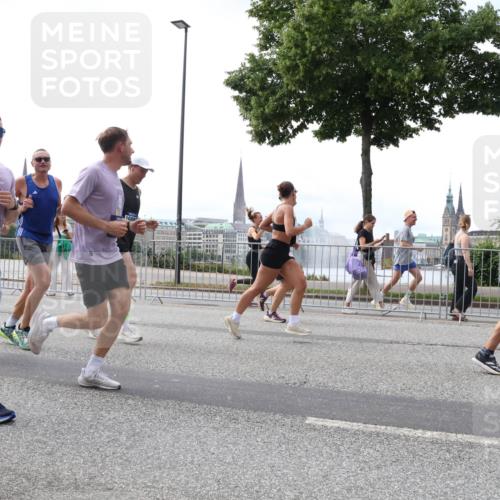 29.06.2025 - hella hamburg halbmarathon Lena Gebhardt http://msf.ph/oto/8422056 29.06.2025 10:42:58 Lombardsbrücke 2509, 1149, 1467, 1656, 1788, 1964, 1994, 2103, 2134, 2158, 2267, 2361, 2401, 2450, 2509, 2538, 2580, 2940, 2941, 2971, 3074, 3283, 3378, 3518, 3638, 3764, 3874, 4092, 4105, 4177, 4302, 4334, 4385, 4680, 4778, 5067, 5268, 5417, 5610, 5755, 5967, 6120, 6764, 7043, 7461, 7513, 8161, 8184, 8435, 8529, 8795, 8991, 9072, 9304, 9378, 9644, 9976, 10008, 10180, 10454, 10697, 11142, 11710, 12151, 12441, 13049, 13241 meine-sportfotos.de