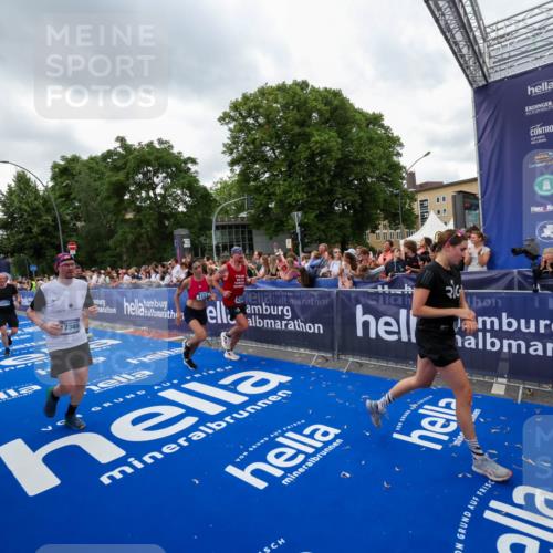 29.06.2025 - hella hamburg halbmarathon Zöllner http://msf.ph/oto/8422057 29.06.2025 10:54:08 Ziel 1151, 1410, 1815, 3096, 3208, 3209, 5638, 6294, 6356, 6581, 8390, 9032, 11499, 12379, 13397, 16871, 17348, 18308 meine-sportfotos.de