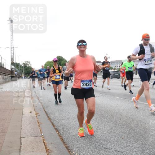 29.06.2025 - hella hamburg halbmarathon Lena Gebhardt http://msf.ph/oto/8422065 29.06.2025 10:52:44 Lombardsbrücke 7511, 2420, 18751, 2983, 14704, 13677, 1369, 1826, 2146, 2362, 2420, 2528, 2701, 2983, 2988, 3140, 3227, 3645, 3787, 4591, 4729, 4815, 5360, 6135, 6386, 6671, 7032, 7511, 7690, 7735, 7737, 7812, 8641, 9068, 9070, 9103, 9368, 9545, 9731, 10055, 10080, 10296, 10392, 10417, 10568, 10600, 10634, 10879, 10884, 10928, 10981, 11084, 11297, 11736, 11899, 11919, 11974, 12127, 12128, 12546, 12558, 12994, 14009, 14765, 14807, 14977, 14979 meine-sportfotos.de
