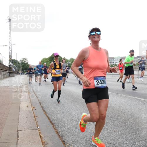 29.06.2025 - hella hamburg halbmarathon Lena Gebhardt http://msf.ph/oto/8422082 29.06.2025 10:52:44 Lombardsbrücke 7511, 2420, 1470, 1369, 1826, 2146, 2362, 2420, 2528, 2701, 2983, 2988, 3140, 3227, 3645, 3787, 4591, 4729, 4815, 5360, 6135, 6386, 6671, 7032, 7511, 7690, 7735, 7737, 7812, 8641, 9068, 9070, 9103, 9368, 9545, 9731, 10055, 10080, 10296, 10392, 10417, 10568, 10600, 10634, 10879, 10884, 10928, 10981, 11084, 11297, 11736, 11899, 11919, 11974, 12127, 12128, 12546, 12558, 12994, 14009, 14765, 14807, 14977, 14979 meine-sportfotos.de