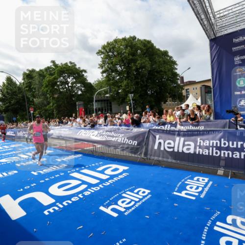 29.06.2025 - hella hamburg halbmarathon Zöllner http://msf.ph/oto/8422095 29.06.2025 10:32:20 Ziel 1894, 7272, 10876, 16065 meine-sportfotos.de