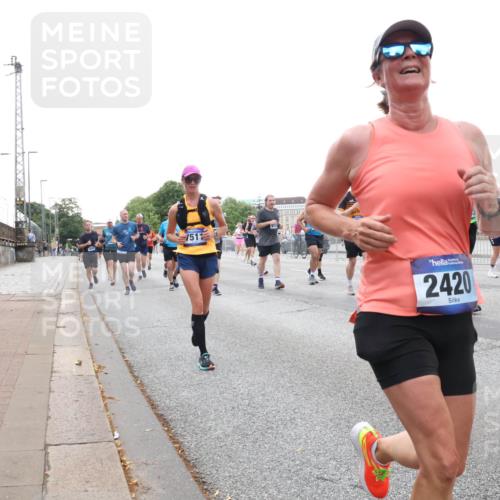 29.06.2025 - hella hamburg halbmarathon Lena Gebhardt http://msf.ph/oto/8422098 29.06.2025 10:52:45 Lombardsbrücke 7511, 2420, 13677, 1369, 1826, 2146, 2362, 2420, 2528, 2701, 2983, 2988, 3140, 3227, 3645, 3787, 4591, 4729, 4815, 5360, 6135, 6386, 6671, 7032, 7511, 7690, 7735, 7737, 7812, 8641, 9068, 9070, 9103, 9545, 9731, 10055, 10080, 10296, 10392, 10417, 10568, 10600, 10634, 10879, 10884, 10928, 10981, 11084, 11297, 11520, 11524, 11736, 11899, 11919, 11974, 12127, 12128, 12546, 12558, 12994, 14009, 14765, 14807, 14977, 14979 meine-sportfotos.de