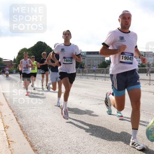 29.06.2025 - hella hamburg halbmarathon Lena Gebhardt http://msf.ph/oto/8422101 29.06.2025 09:42:37 Lombardsbrücke 14836, 7855, 19042, 19041, 2618, 5612, 7331, 7855, 9269, 10468, 11078, 11228, 12360, 13872, 13913, 14113, 14753, 14836, 15253, 16615, 17614, 18569, 18740, 19041, 19042, 19050, 19076, 19078 meine-sportfotos.de