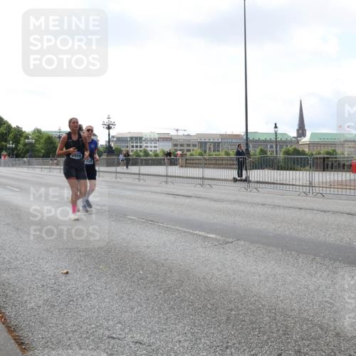 29.06.2025 - hella hamburg halbmarathon Lena Gebhardt http://msf.ph/oto/8422104 29.06.2025 10:05:56 Lombardsbrücke 3929, 909, 1229, 1229, 1448, 1830, 1842, 1936, 2471, 2540, 2624, 3062, 3461, 3929, 4169, 4542, 4782, 5762, 6014, 7138, 7741, 8051, 8316, 8894, 8909, 9339, 9361, 9477, 9736, 9737, 9738, 9917, 10343, 10781, 10791, 10998, 11873, 11958, 13042, 13054, 13481, 14369, 14465, 14642, 14987, 15229, 15766, 15772, 16441, 16546, 16687, 17239, 17731, 17740, 17746, 17885, 18768, 18857, 18966, 18973, 19248 meine-sportfotos.de