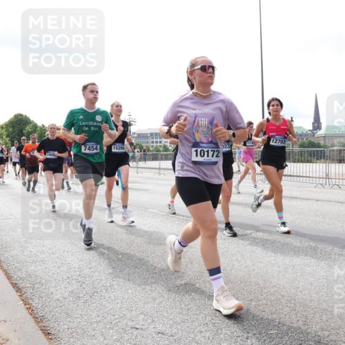 29.06.2025 - hella hamburg halbmarathon Lena Gebhardt http://msf.ph/oto/8422106 29.06.2025 10:18:41 Lombardsbrücke 1050, 7454, 15208, 10172, 123, 15749, 12703, 1234, 1349, 1521, 1820, 2087, 2335, 2703, 2781, 2821, 3026, 3202, 3321, 3482, 3529, 3591, 3592, 3631, 4123, 4383, 4710, 4718, 4738, 4802, 4845, 5049, 5264, 5266, 5834, 5909, 5910, 6332, 6413, 6533, 7051, 7121, 7160, 7214, 7252, 7454, 8341, 8665, 8780, 9222, 9270, 9272, 9276, 9505, 9549, 9586, 9658, 9748, 9834, 10037, 10172, 10467, 10502, 10659, 10687, 10816, 12498, 12541, 12548, 12552, 12703, 13341 meine-sportfotos.de