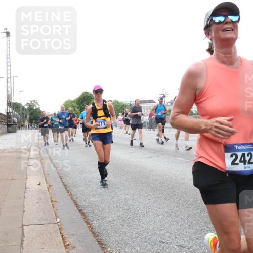 29.06.2025 - hella hamburg halbmarathon Lena Gebhardt http://msf.ph/oto/8422110 29.06.2025 10:52:45 Lombardsbrücke 2420, 13677, 1369, 1826, 2146, 2362, 2420, 2528, 2701, 2983, 2988, 3140, 3227, 3645, 3787, 4591, 4729, 4815, 5360, 6135, 6386, 6671, 7032, 7511, 7690, 7735, 7737, 7812, 8641, 9068, 9070, 9103, 9545, 9731, 10055, 10080, 10296, 10392, 10417, 10568, 10600, 10634, 10879, 10884, 10928, 10981, 11084, 11297, 11520, 11524, 11736, 11899, 11919, 11974, 12127, 12128, 12546, 12558, 12994, 14009, 14765, 14807, 14977, 14979 meine-sportfotos.de
