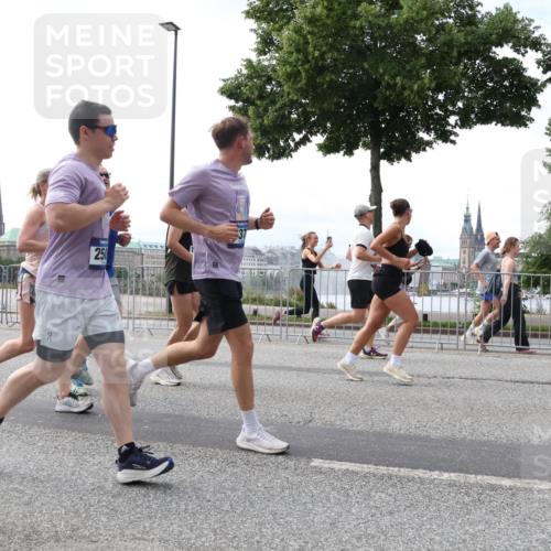 29.06.2025 - hella hamburg halbmarathon Lena Gebhardt http://msf.ph/oto/8422113 29.06.2025 10:42:58 Lombardsbrücke 15472, 250, 1149, 1467, 1656, 1788, 1964, 1994, 2103, 2134, 2158, 2267, 2361, 2401, 2450, 2509, 2538, 2580, 2940, 2941, 2971, 3074, 3283, 3378, 3518, 3638, 3764, 3874, 4092, 4105, 4177, 4302, 4334, 4385, 4680, 4778, 5067, 5268, 5417, 5610, 5755, 5967, 6120, 6764, 7043, 7461, 7513, 8161, 8184, 8435, 8529, 8795, 8991, 9072, 9304, 9378, 9644, 9976, 10008, 10180, 10454, 10697, 11142, 11710, 12151, 12441, 13049, 13241 meine-sportfotos.de