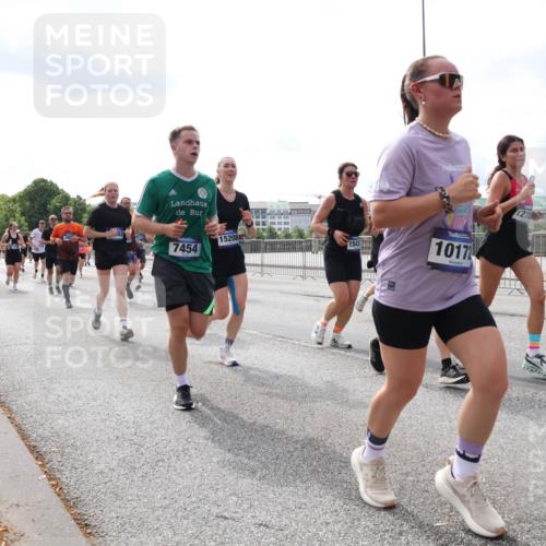29.06.2025 - hella hamburg halbmarathon Lena Gebhardt http://msf.ph/oto/8422122 29.06.2025 10:18:41 Lombardsbrücke 7454, 15208, 1543, 10172, 1234, 1349, 1521, 1820, 2087, 2335, 2703, 2781, 2821, 3026, 3202, 3321, 3482, 3529, 3591, 3592, 3631, 4123, 4383, 4710, 4718, 4738, 4802, 4845, 5049, 5264, 5266, 5834, 5909, 5910, 6332, 6413, 6533, 7051, 7121, 7160, 7214, 7252, 7454, 8341, 8665, 8780, 9222, 9270, 9272, 9276, 9505, 9549, 9586, 9658, 9748, 9834, 10037, 10172, 10467, 10502, 10659, 10687, 10816, 12498, 12541, 12548, 12552, 12703, 13341 meine-sportfotos.de
