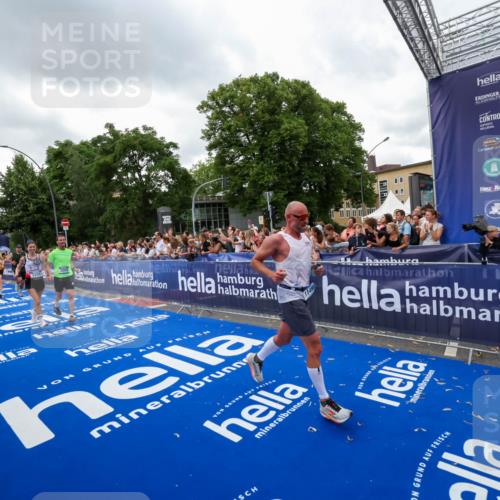 29.06.2025 - hella hamburg halbmarathon Zöllner http://msf.ph/oto/8422124 29.06.2025 10:54:11 Ziel 1410, 3208, 3209, 3898, 5638, 6294, 6443, 6581, 8390, 9032, 9791, 11499, 12213, 12379, 13397, 13794, 15524, 16780, 16871 meine-sportfotos.de