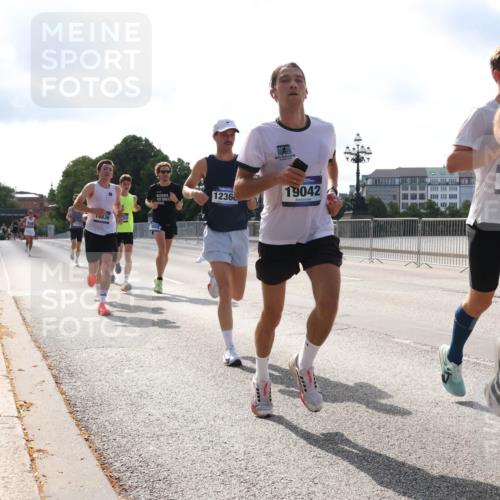 29.06.2025 - hella hamburg halbmarathon Lena Gebhardt http://msf.ph/oto/8422129 29.06.2025 09:42:37 Lombardsbrücke 14836, 1236, 19042, 1855, 9269, 190, 2618, 5612, 7331, 7855, 9269, 10468, 11078, 11228, 12360, 13872, 13913, 14113, 14753, 14836, 15253, 16615, 17614, 18569, 18740, 19041, 19042, 19050, 19076, 19078 meine-sportfotos.de
