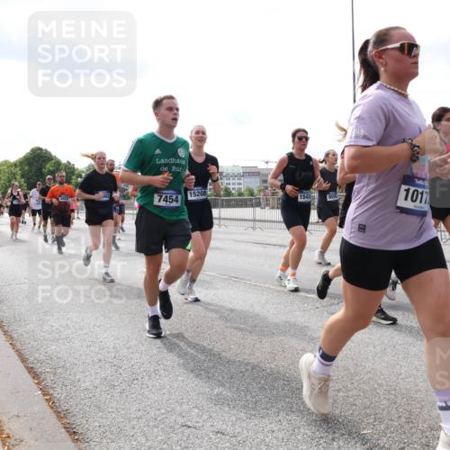 29.06.2025 - hella hamburg halbmarathon Lena Gebhardt http://msf.ph/oto/8422132 29.06.2025 10:18:41 Lombardsbrücke 5010, 15208, 7454, 1543, 9505, 1017, 121, 1234, 1349, 1521, 1820, 2087, 2335, 2703, 2781, 2821, 3026, 3202, 3321, 3482, 3529, 3591, 3592, 3631, 4123, 4383, 4710, 4718, 4738, 4802, 4845, 5049, 5264, 5266, 5834, 5909, 5910, 6332, 6413, 6533, 7051, 7121, 7160, 7214, 7252, 7454, 8341, 8665, 8780, 9222, 9270, 9272, 9276, 9505, 9549, 9586, 9658, 9748, 9834, 10037, 10172, 10467, 10502, 10659, 10687, 10816, 12498, 12541, 12548, 12552, 12703, 13341 meine-sportfotos.de