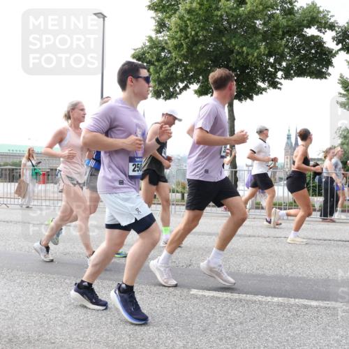 29.06.2025 - hella hamburg halbmarathon Lena Gebhardt http://msf.ph/oto/8422138 29.06.2025 10:42:59 Lombardsbrücke 20, 3, 1149, 1467, 1656, 1788, 1964, 1994, 2103, 2158, 2267, 2361, 2401, 2450, 2509, 2538, 2580, 2940, 2941, 2971, 3074, 3283, 3378, 3518, 3638, 3764, 3874, 4092, 4105, 4177, 4302, 4334, 4385, 4680, 4778, 5067, 5268, 5417, 5610, 5755, 5967, 6120, 6764, 7043, 7461, 7513, 7872, 8161, 8184, 8435, 8529, 8795, 8991, 9072, 9304, 9378, 9644, 9976, 10008, 10180, 10454, 10697, 11142, 11710, 12151, 12441, 13049, 13241 meine-sportfotos.de