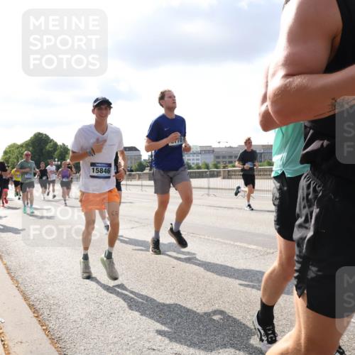 29.06.2025 - hella hamburg halbmarathon Lena Gebhardt http://msf.ph/oto/8422141 29.06.2025 09:51:54 Lombardsbrücke 15846, 70, 18, 1057, 1312, 1353, 1520, 1569, 1570, 1604, 1763, 1903, 1920, 2653, 2880, 2972, 3437, 3523, 3697, 4297, 4634, 4759, 4843, 4865, 4991, 4999, 5014, 5047, 5129, 5231, 5336, 5375, 5410, 5690, 5987, 6490, 6700, 6705, 6770, 7092, 7105, 7185, 7363, 7710, 8074, 8346, 8359, 8564, 8871, 8900, 9114, 9358, 9364, 9547, 9659, 10319, 10375, 10480, 10669, 10691, 10934, 10978, 11021, 11417, 11714, 11821, 11959, 12438, 12623, 12711 meine-sportfotos.de
