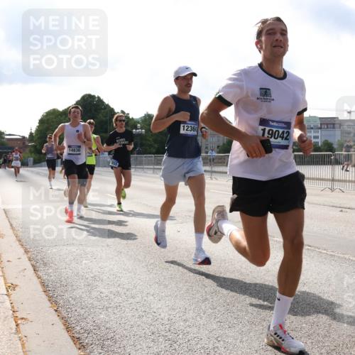 29.06.2025 - hella hamburg halbmarathon Lena Gebhardt http://msf.ph/oto/8422145 29.06.2025 09:42:37 Lombardsbrücke 14836, 12360, 19042, 2618, 5612, 7331, 7855, 9269, 10468, 11078, 11228, 12360, 13872, 13913, 14113, 14753, 14836, 15253, 16615, 17614, 18569, 18740, 19041, 19042, 19050, 19076, 19078 meine-sportfotos.de