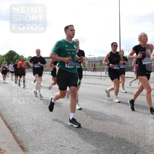 29.06.2025 - hella hamburg halbmarathon Lena Gebhardt http://msf.ph/oto/8422149 29.06.2025 10:18:41 Lombardsbrücke 10502, 7454, 208, 1543, 9505, 14023, 1, 1234, 1349, 1521, 1820, 2087, 2335, 2703, 2781, 2821, 3026, 3202, 3321, 3482, 3529, 3591, 3592, 3631, 4123, 4383, 4710, 4718, 4738, 4802, 4845, 5049, 5264, 5266, 5834, 5909, 5910, 6332, 6413, 6533, 7051, 7121, 7160, 7214, 7252, 7454, 8341, 8665, 8780, 9222, 9270, 9272, 9276, 9505, 9549, 9586, 9658, 9748, 9834, 10037, 10172, 10467, 10502, 10659, 10687, 10816, 12498, 12541, 12548, 12552, 12703, 13341 meine-sportfotos.de