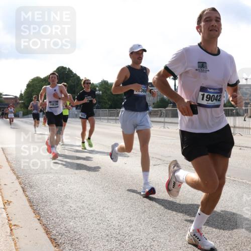 29.06.2025 - hella hamburg halbmarathon Lena Gebhardt http://msf.ph/oto/8422159 29.06.2025 09:42:37 Lombardsbrücke 14836, 1855, 360, 19042, 2618, 5612, 7331, 7855, 9269, 10468, 11078, 11228, 12360, 13872, 13913, 14113, 14753, 14836, 15253, 16615, 17614, 18569, 18740, 19041, 19042, 19050, 19076, 19078 meine-sportfotos.de