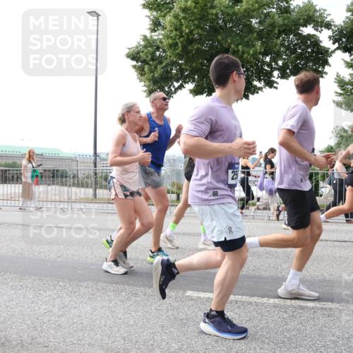 29.06.2025 - hella hamburg halbmarathon Lena Gebhardt http://msf.ph/oto/8422160 29.06.2025 10:42:59 Lombardsbrücke 25, 1149, 1467, 1656, 1788, 1964, 1994, 2103, 2158, 2267, 2361, 2401, 2450, 2509, 2538, 2580, 2940, 2941, 2971, 3074, 3283, 3378, 3518, 3638, 3764, 3874, 4092, 4105, 4177, 4302, 4334, 4385, 4680, 4778, 5067, 5268, 5417, 5610, 5755, 5967, 6120, 6764, 7043, 7461, 7513, 7872, 8161, 8184, 8435, 8529, 8795, 8991, 9072, 9304, 9378, 9644, 9976, 10008, 10180, 10454, 10697, 11142, 11710, 12151, 12441, 13049, 13241 meine-sportfotos.de